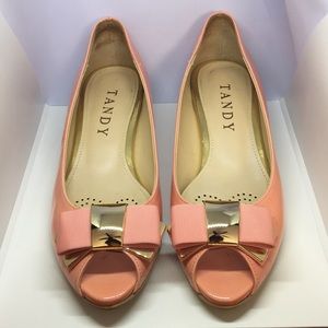 Tandy • Pink and gold peep toe 1.25” heels w/ bow
